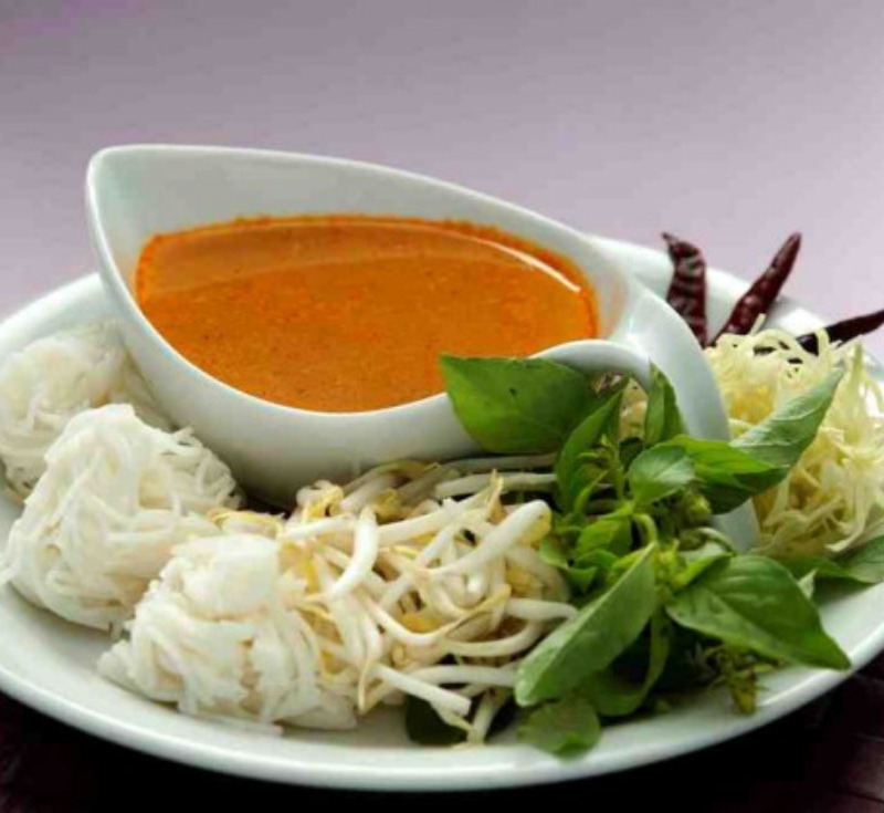 Khanom Jeen Nam Ya Pla Chon (Thai Noodles with Snake-head Fish Curry Sauce)