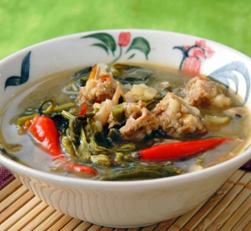Gaeng Phak Plang Naem (Ceylon Spinach Curry with Fermented Pork Sausage)