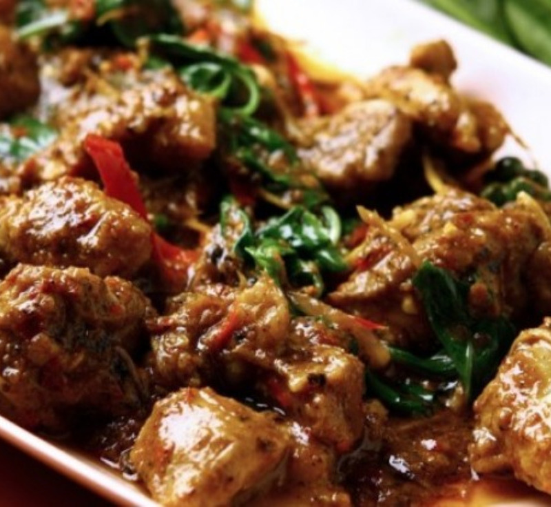 Pad Phad Kra-Dook Moo On (Stir-Fried Pork Ribs with Curry Paste)