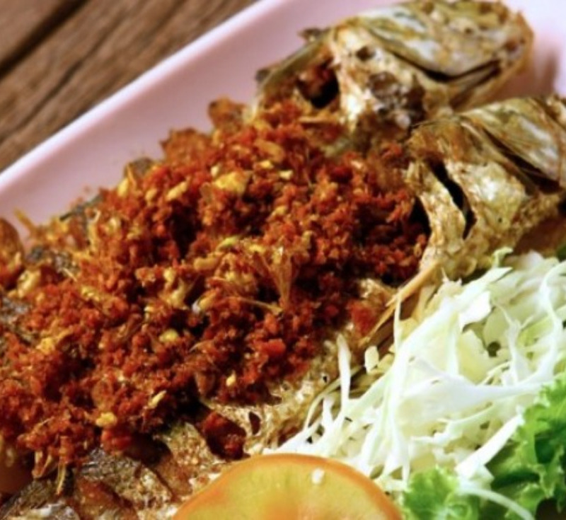 Pla Kha-Bok Tod Kamin (Deep-Fried Fish with Salt and Turmeric)